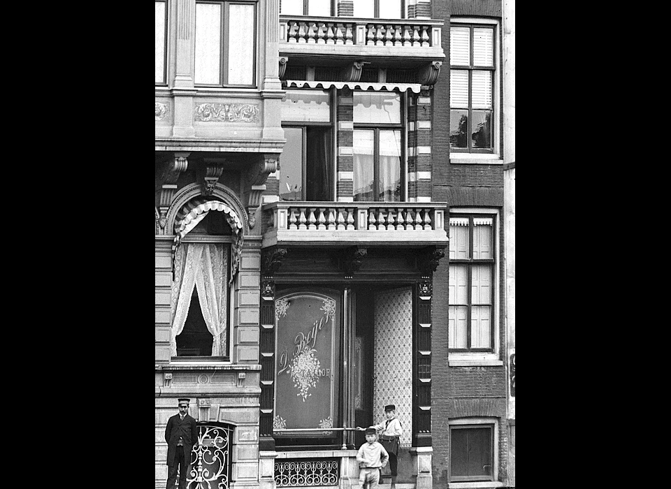 Beursstraat 53 Tailor D.Beijer beneden en eerste verdieping (ca.1890)