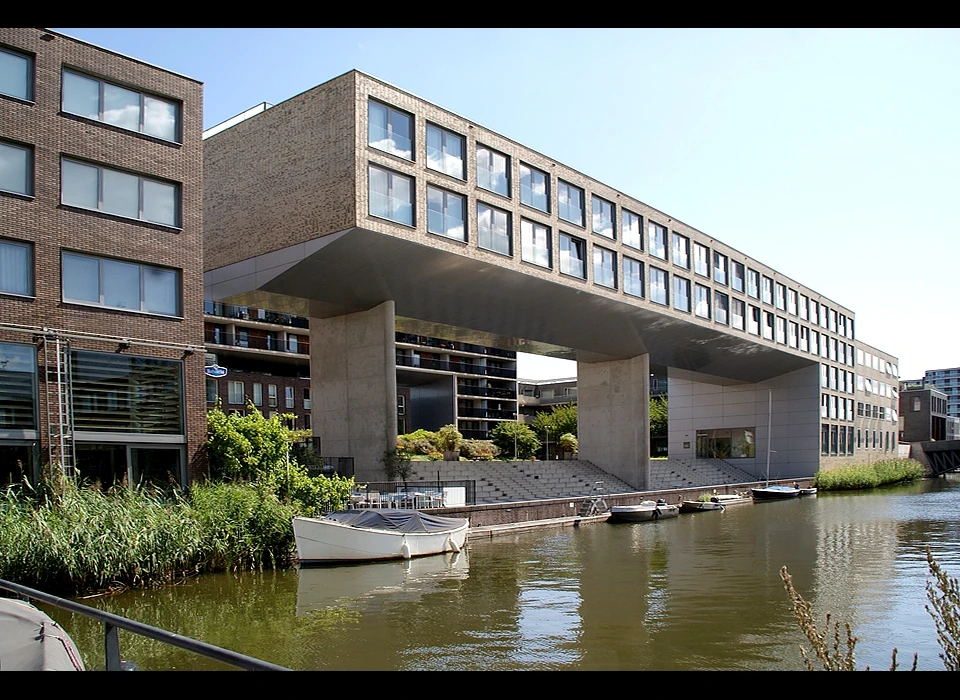 Bert Haanstrahof 1-18 vanaf Jean Desmetstraat met 'Zwebo' woningen (2020)