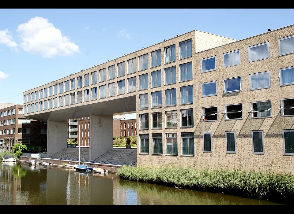 Bert Haanstrahof 1-18 vanaf Talbotstraat met 'Zwebo' woningen (2020)