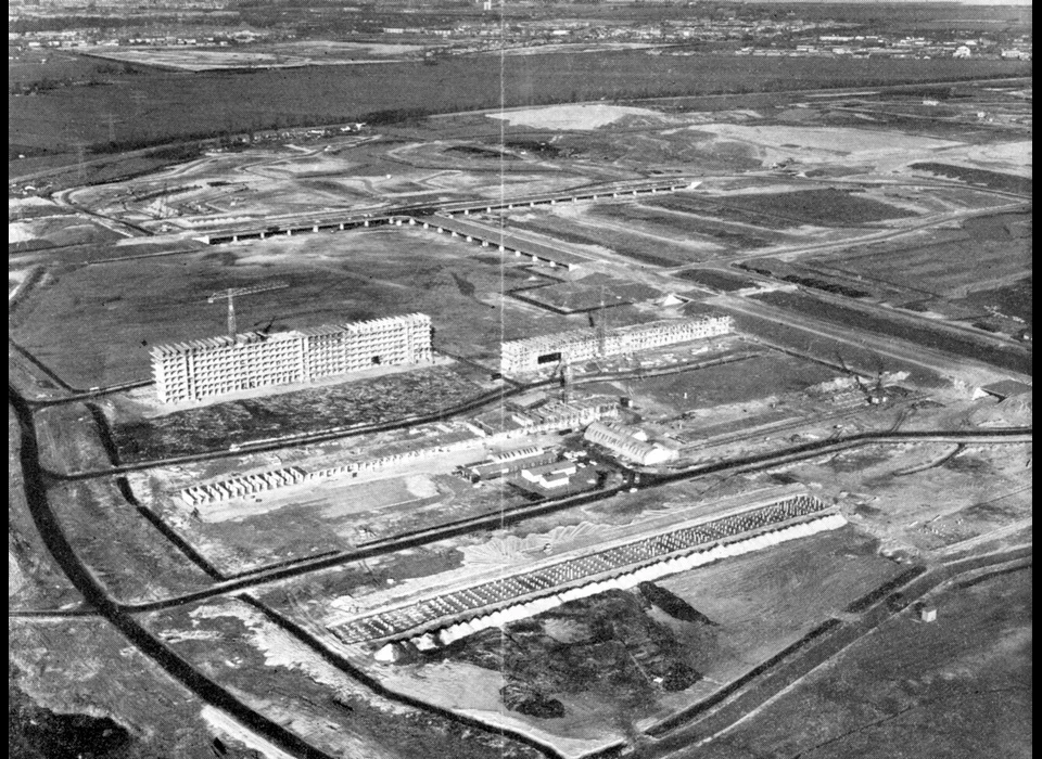 bouw H-flats gezien naar Bijlmerdreef