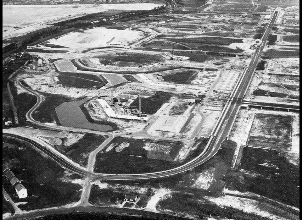 zand linksboven is Venserpolder, de weg is de Bijlmerdreef (1968)