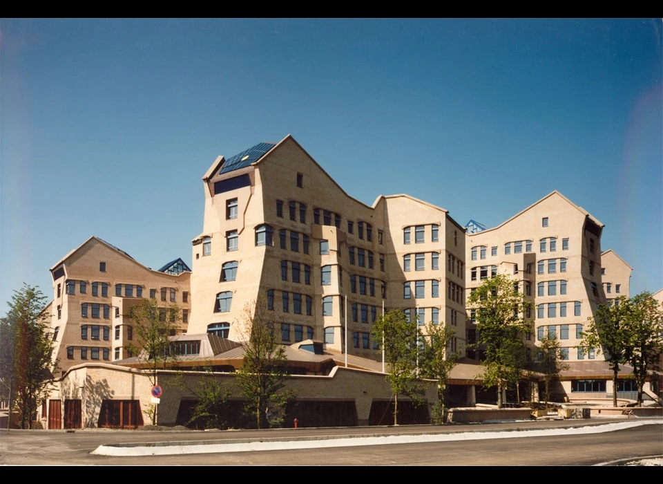 Hoogoorddreef hoek Foppingadreef hoofdkantoor NMB, architect Alberts en Van Huut (1998)