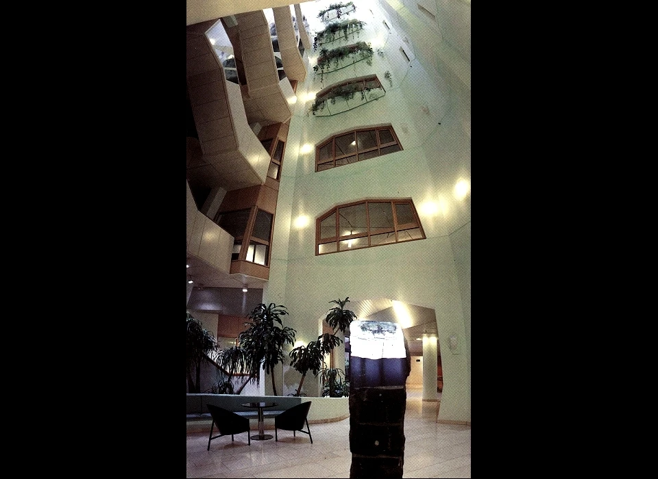 Bijlmerplein 888 Belangrijkste element in elke toren is de glazen koepel waardoor licht in de vide en het trappenhuis valt. 
					  Planten vervullen in het hele gebouw een nuttige functie, door het grote verdampingsoppervlak dragen ze bij aan de luchtvochtigheid. (1987)