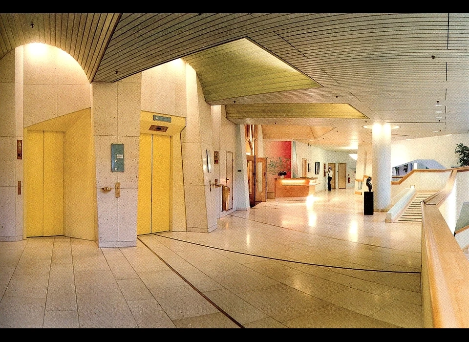 Bijlmerplein 888 De gele A-toren biedt een harmonieuze aanblik. De bewerking van raampartijen en panelen langs de buitenzijde 
					  van het PR-centrum is door Jaap Hillenius afgestemd op het interieur. (1987)