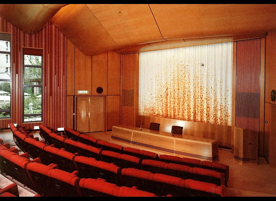 Bijlmerplein 888 In het PR-centrum zijn vele vormen van geïntegreerde kunst te vinden. Het plafond van parijnenhout heeft 
					  een bijzondere gewelfde vorm die ook akoestisch verantwoord is. (1987)
