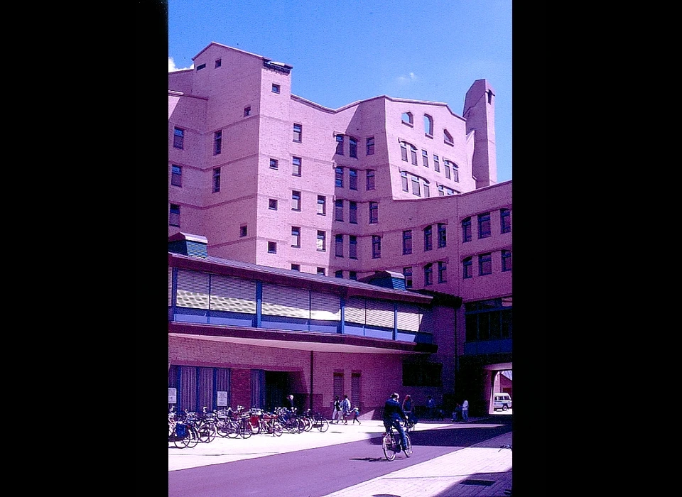 Bijlmerplein 888 doorgang Abcouderpad bij hoofdentree (1988)