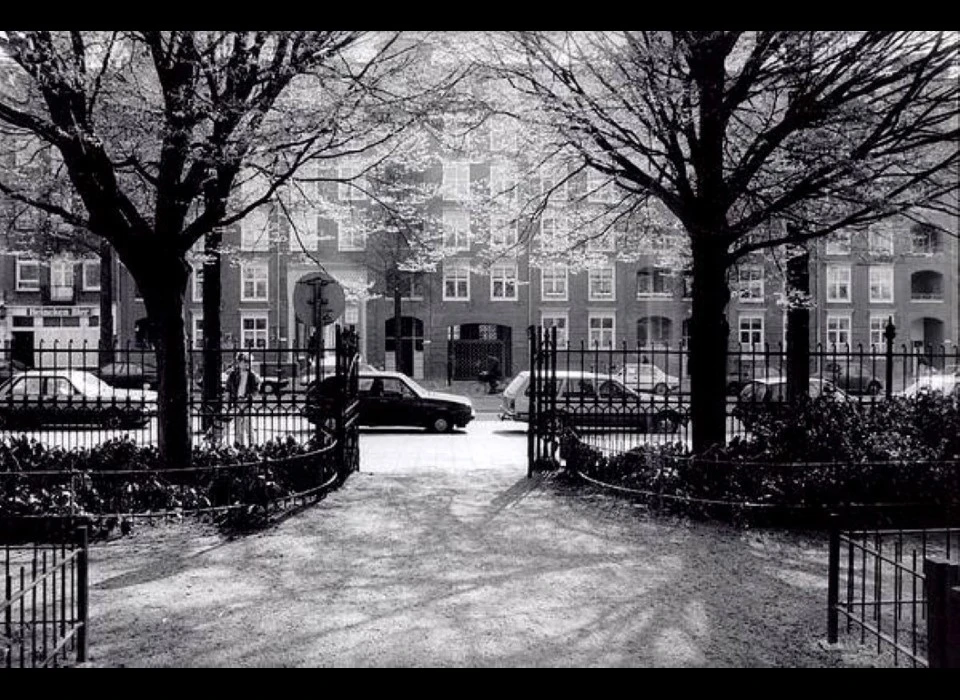 Bilderdijkstraat 15-21 nieuwbouw wooncomplex De Liefde vanuit Bilderdijkpark (1993)