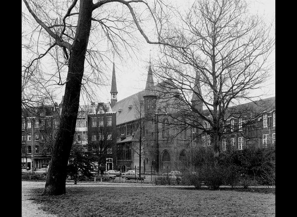 Kerk De Liefde vanaf Bilderdijkstraat (1978c)