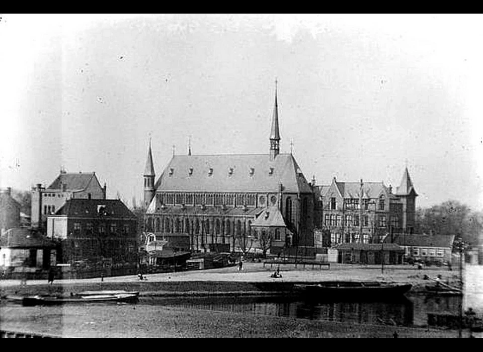 Kerk De Liefde gezien vanaf Lange Blekerspad bij de Nassaukade (1890c)