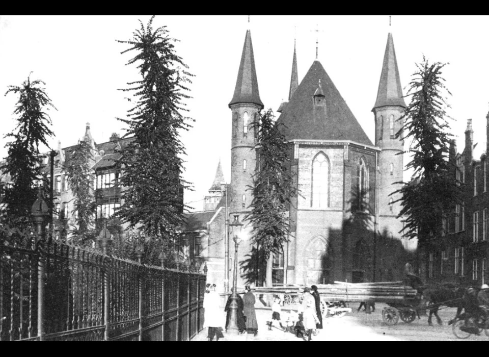 Kerk De Liefde vanaf Bilderdijkpark (1925)