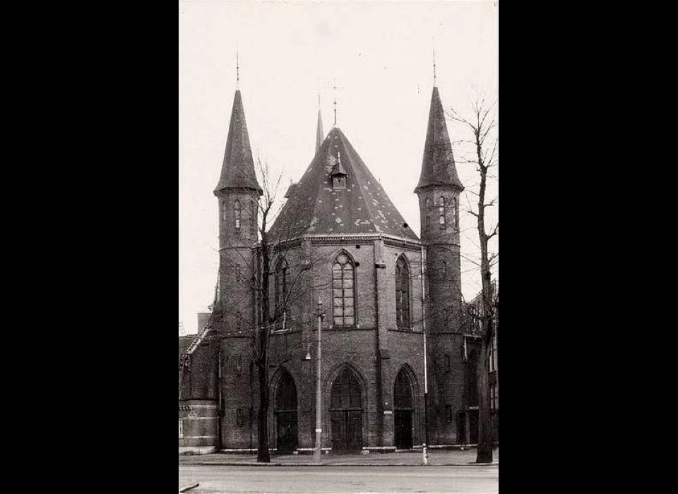 Kerk De Liefde vanaf Bilderdijkstraat (1950c)