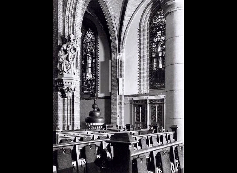 Bilderdijkstraat kerk De Liefde doopvont, biechtstoel en sierbeslag banken (1978)