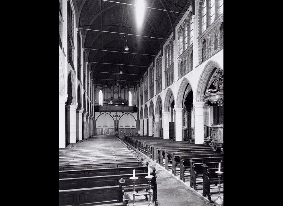 Bilderdijkstraat kerk De Liefde kerkzaal vanaf altaar naar orgeltribune (1978)