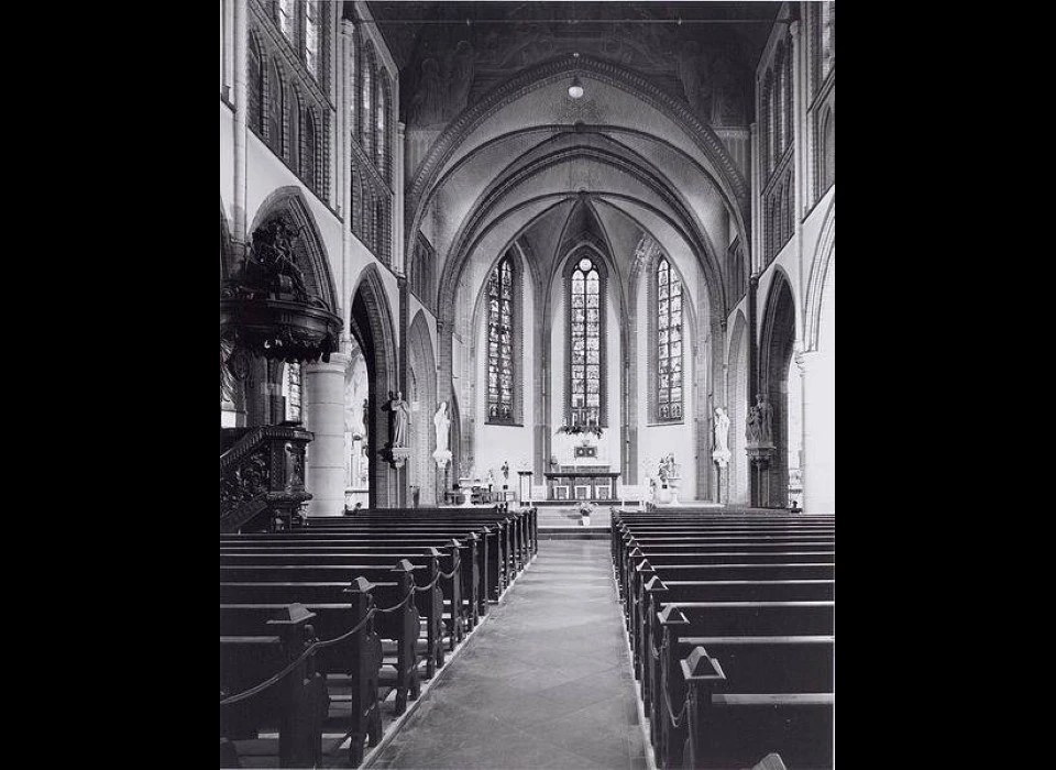 Bilderdijkstraat, zicht door kerk De Liefde naar het altaar (1978)