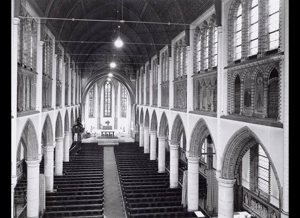 Bilderdijkstraat kerk De Liefde vanaf orgel door de kerk naar altaar gezien (1978)