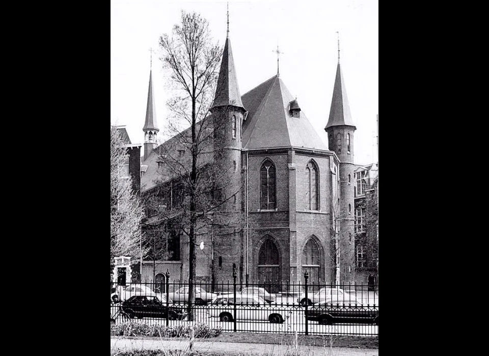 Kerk De Liefde vanuit Bilderdijkpark (1981)