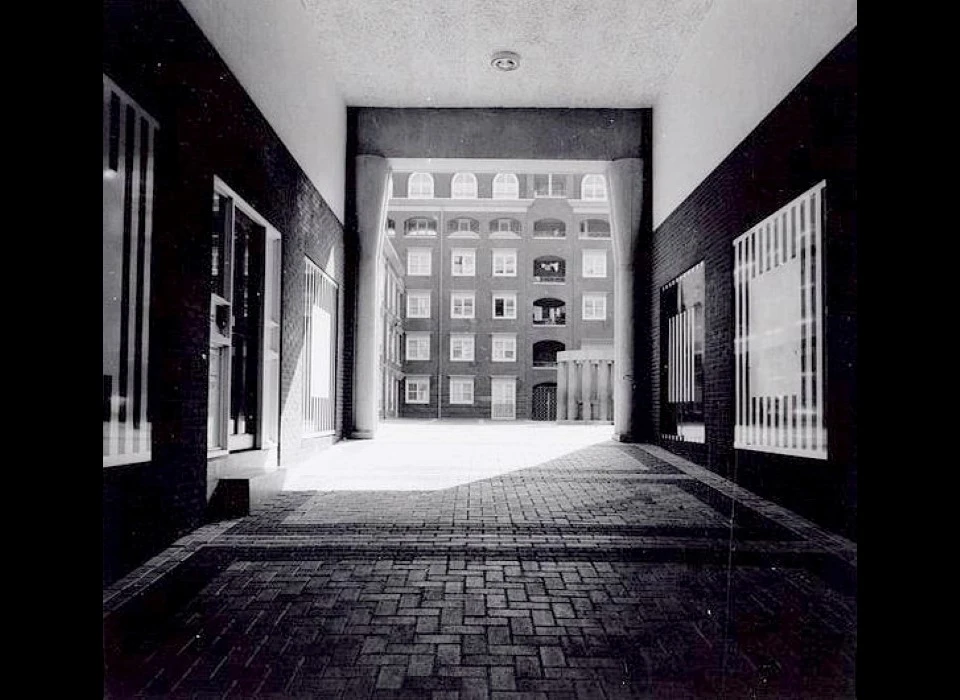 Bilderdijkstraat wooncomplex de Liefde door poort op binnenplaats (1993)