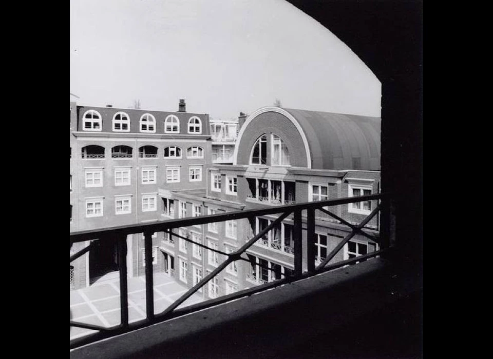 Bilderdijkstraat wooncomplex de Liefde vanaf verdieping op binnenplaats (1993)