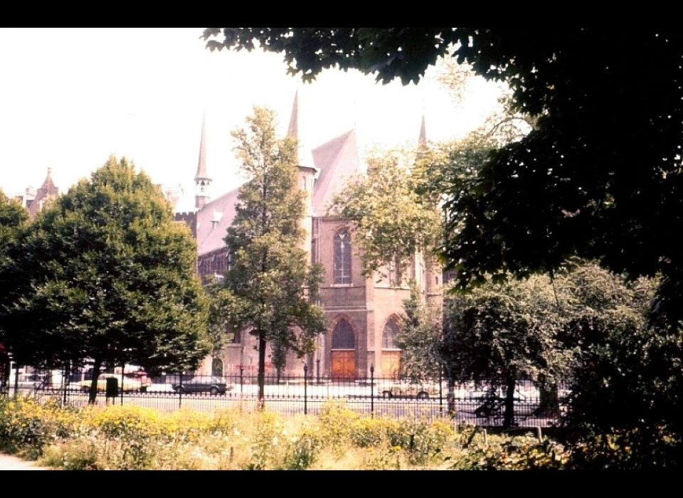 Kerk De Liefde vanuit Bilderdijkpark (1978)