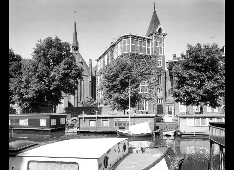 Da Costakade 12-20 kerk De Liefde en school (1985c)