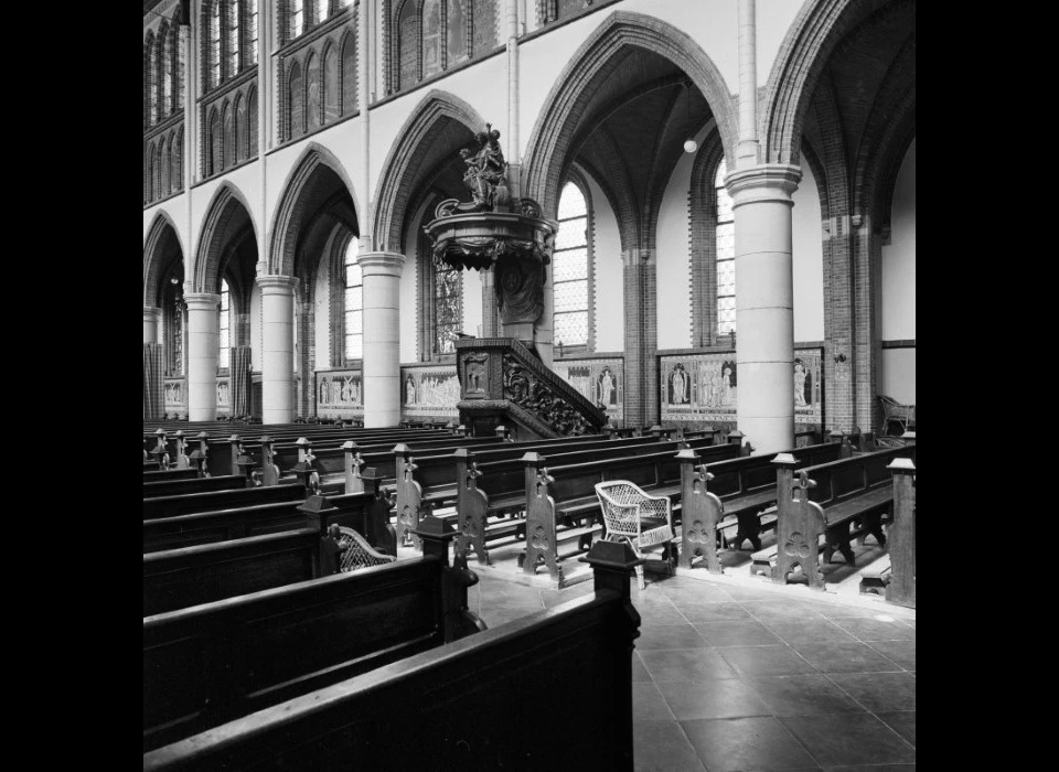 Bilderdijkstraat kerk De Liefde zicht op preekstoel (1978)