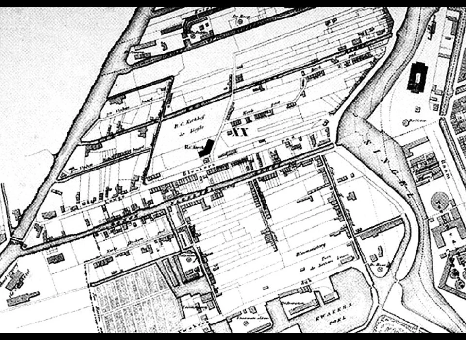 Detail van plattegrond uit 1881 van de Stads- en Godshuispolder. De Liefde is de rode plek op de kaart. 
						Het (Lange) Kerkpad is nu bij de Nassaukade Da Costastraat geheten en vindt daarna zijn voortzetting in het Steenpad. Waar de knik in het (Lange) Kerkpad zit loopt nu ongeveer de Da Costakade die zich voortzet via de Pekelharinggang.
						Het Lange Blekerspad en Schuttingpad zijn beide opgegaan in de huidige De Clerqstraat. Het Kerkpad tenslotte is tegenwoordig de Bilderdijkstraat.