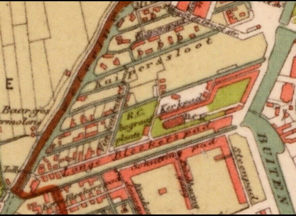 Detail van plattegrond uit 1888 van de Stads- en Godshuispolder. De nieuwe Liefde is de rode plek, de oude Liefde de roze plek op de kaart. 
						Het (Lange) Kerkpad is nu bij de Nassaukade Da Costastraat geheten en vindt daarna zijn voortzetting in het Steenpad. Waar de knik in het (Lange) Kerkpad zit loopt nu ongeveer de Da Costakade die zich voortzet via de Pekelharinggang.
						Het Lange Blekerspad en Schuttingpad zijn beide opgegaan in de huidige De Clerqstraat. Het Kerkpad tenslotte is tegenwoordig de Bilderdijkstraat.