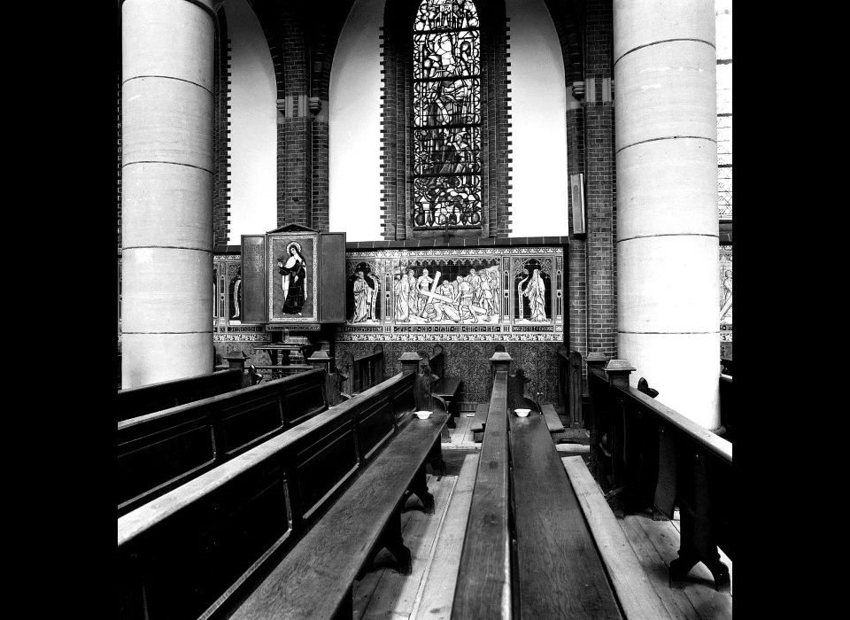 Bilderdijkstraat kerk De Liefde Kruiswegstatie 3 tegeltableau Jezus valt voor de eerste keer onder het kruis (1978)
