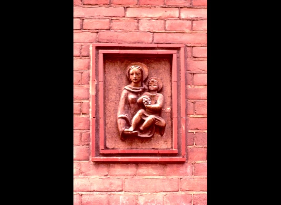 Da Costakade 22 zusterhuis Maria met Kind muurtegel