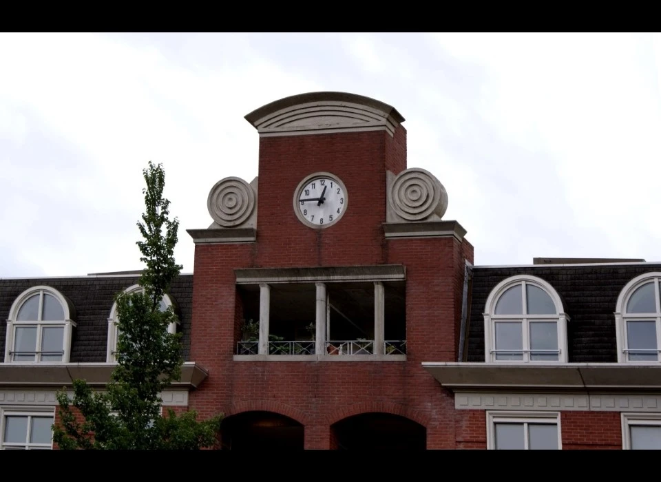 Bilderdijkstraat 21-23 top met klok (2010)