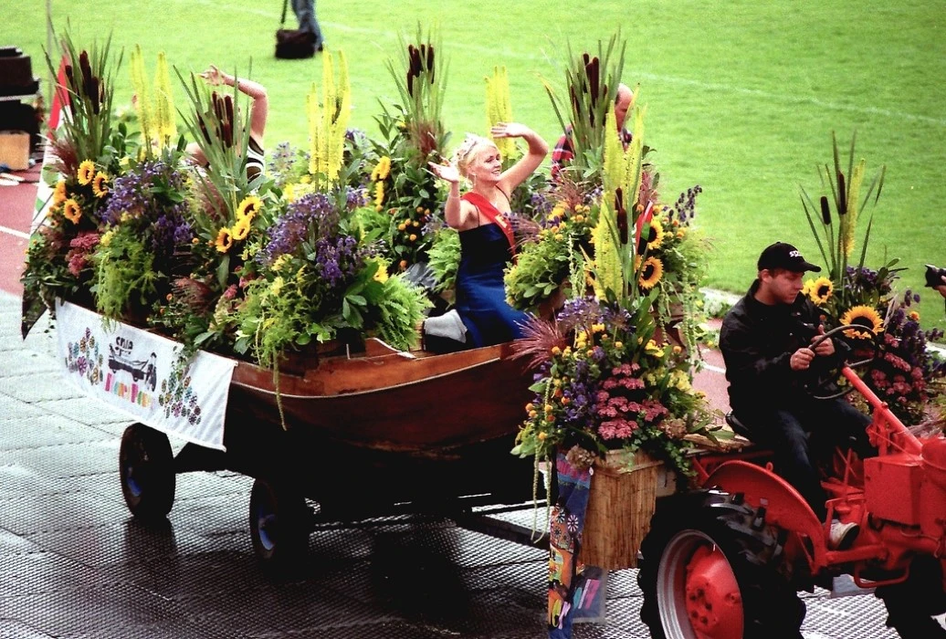 Praam met oude tractor