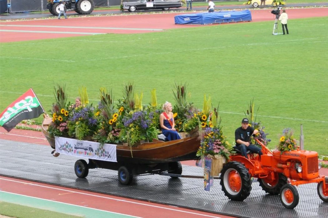 Praam met oude tractor