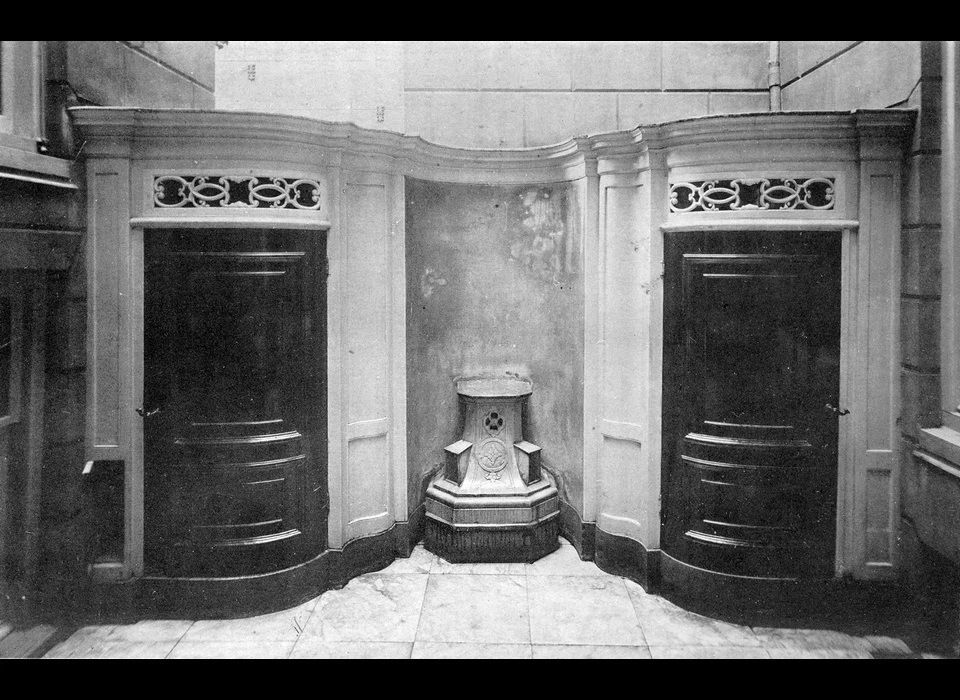 Herengracht 60 op de binnenplaats tussen voor- en achterhuis is ruimte voor het toilet (1909)