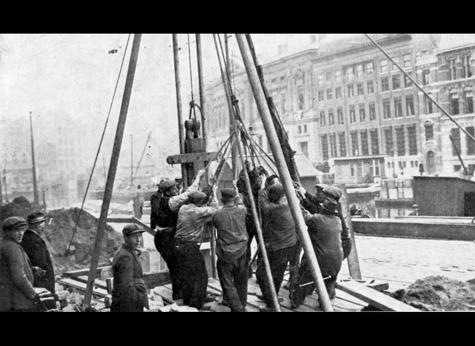 Bij de heistelling van circa 1930 kon het heien duidelijk met minder mensen.