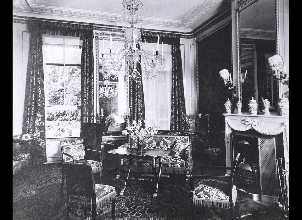 Keizersgracht 565-567 interieur van de zitkamer omstreeks 1900.