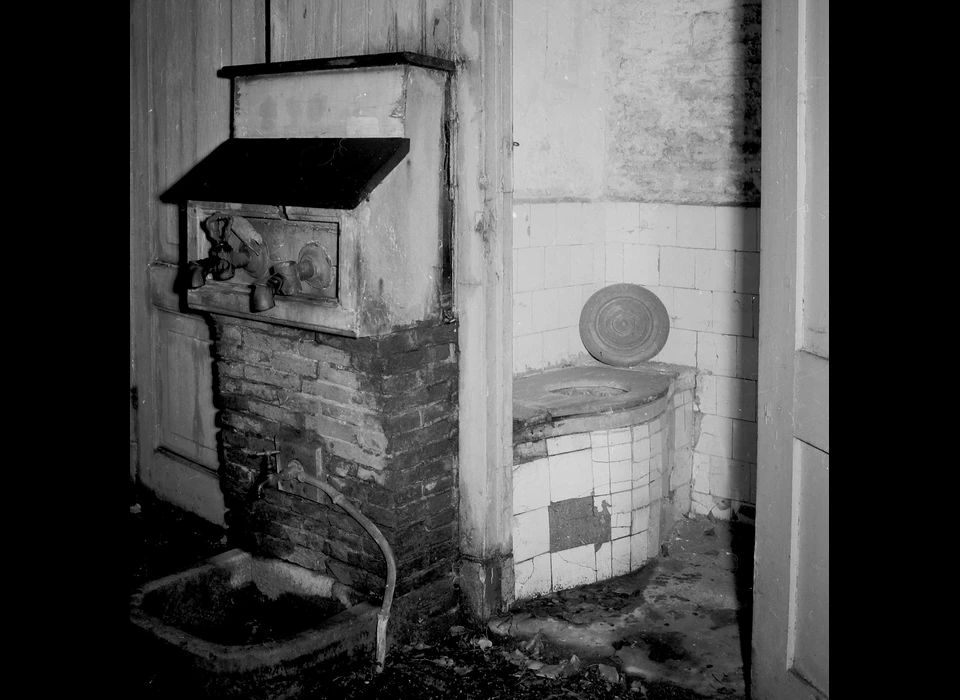 Egelantiersstraat 36-50 (Anslo Hofje) Een van de twee toiletten op het hof omstreeks 1960. Circa 1970 begint een grote renovatie van het hof.