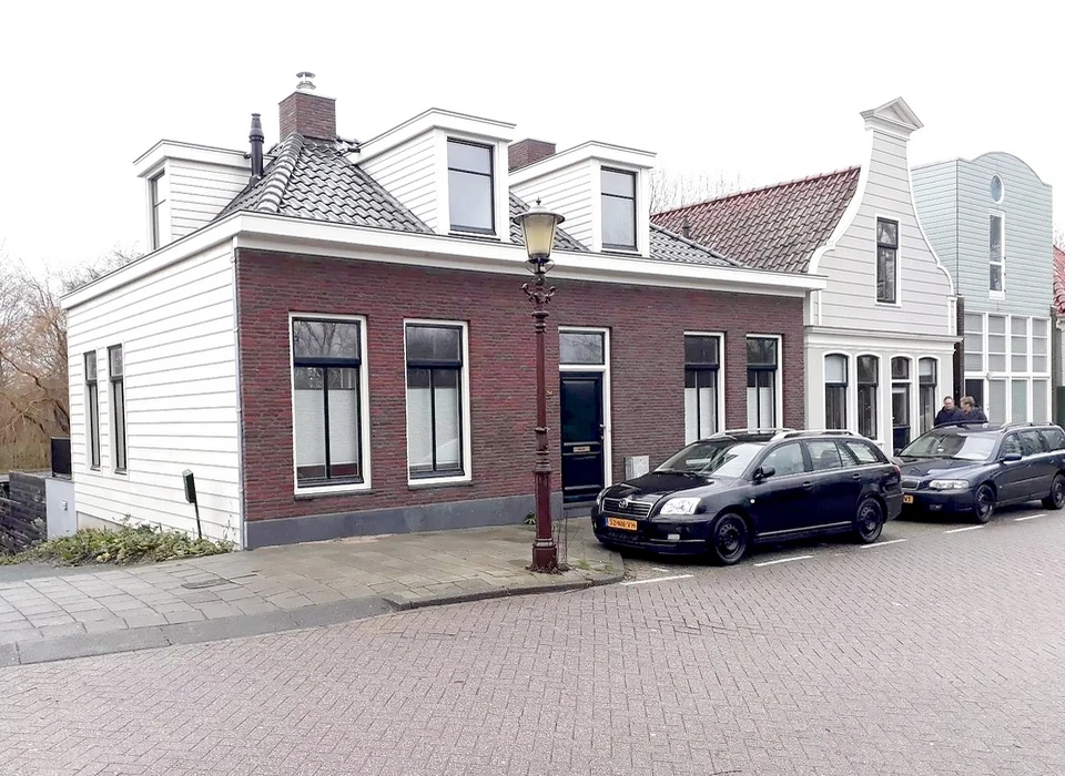 Buiksloterdijk 254 het vernieuwde dijkhuis, deur in het midden, gelijke vensters en vensters in zijgevel. (2017)