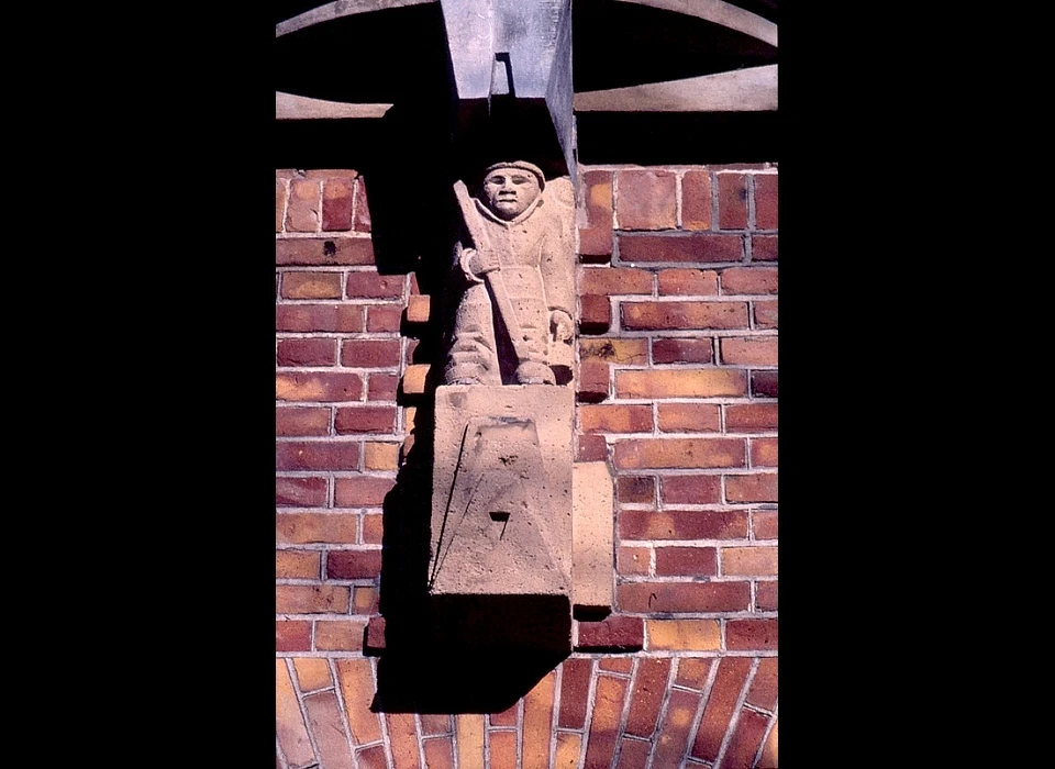 Churchill-laan 254-256 versiering boven portiek (1990)