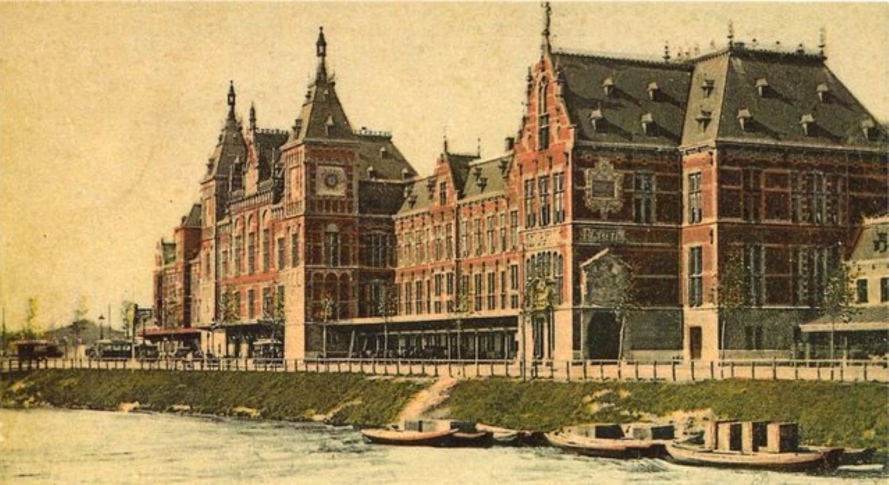 Centraal Station (1900) gebouwd vanaf 1881, Stationsplein
