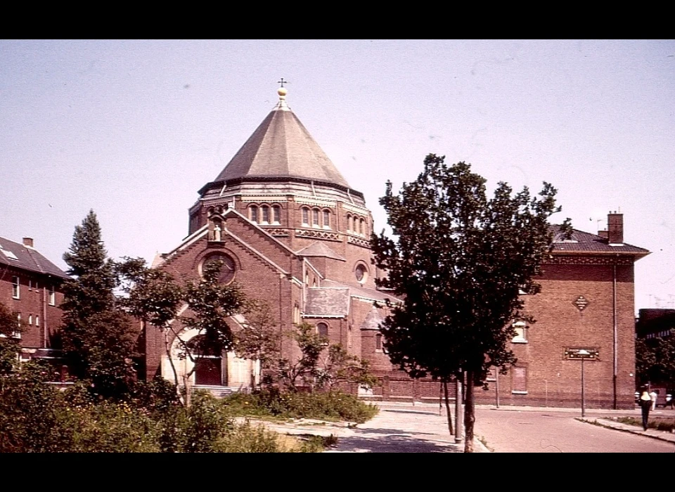 Gerardus Majellakerk, Ambonplein 79