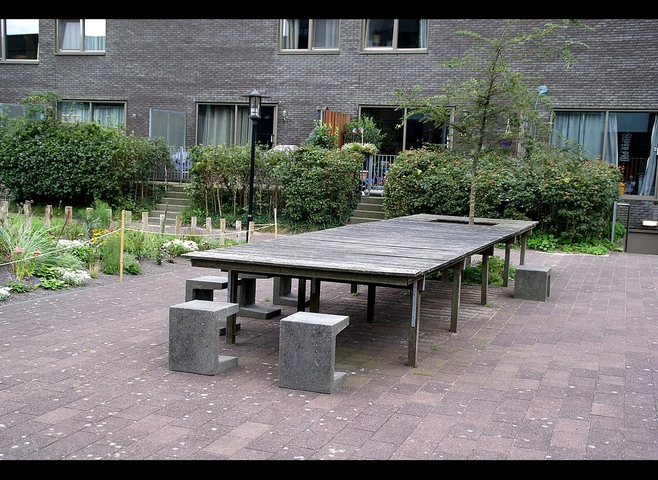 Cor van Weelehof tafel op binnenterrein (2020)