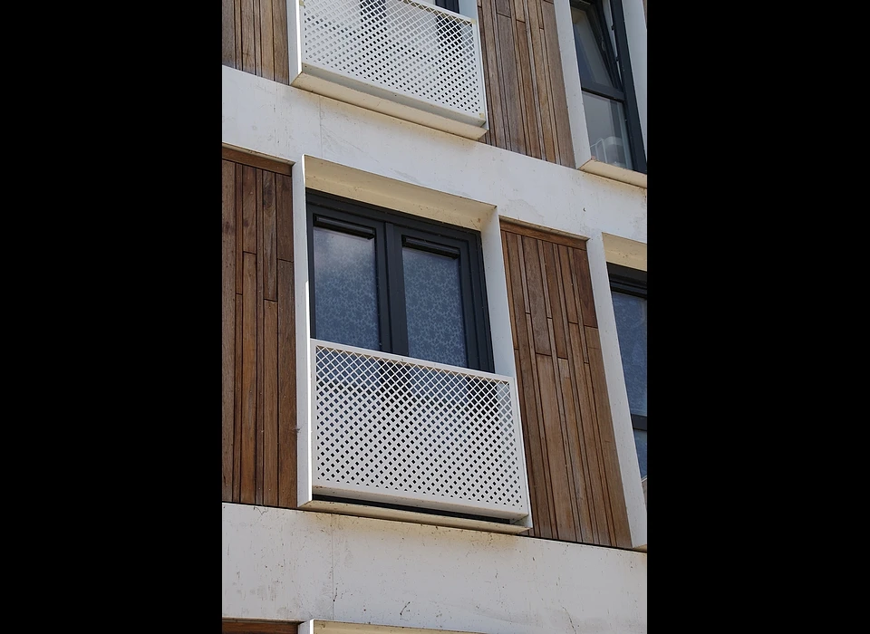 Daguerrestraat 135 zijaanzicht aan Jean Desmetstraat, frans balkon (2020)