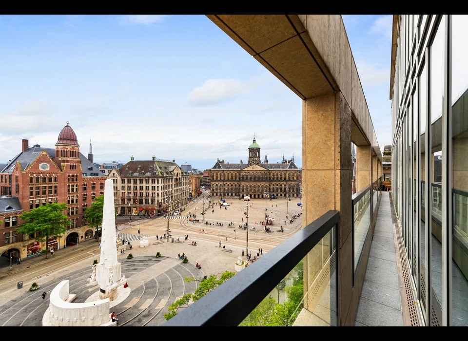 Dam 3-7 zicht uit appartement 5de verdieping op zuidwestzijde Dam (2021)