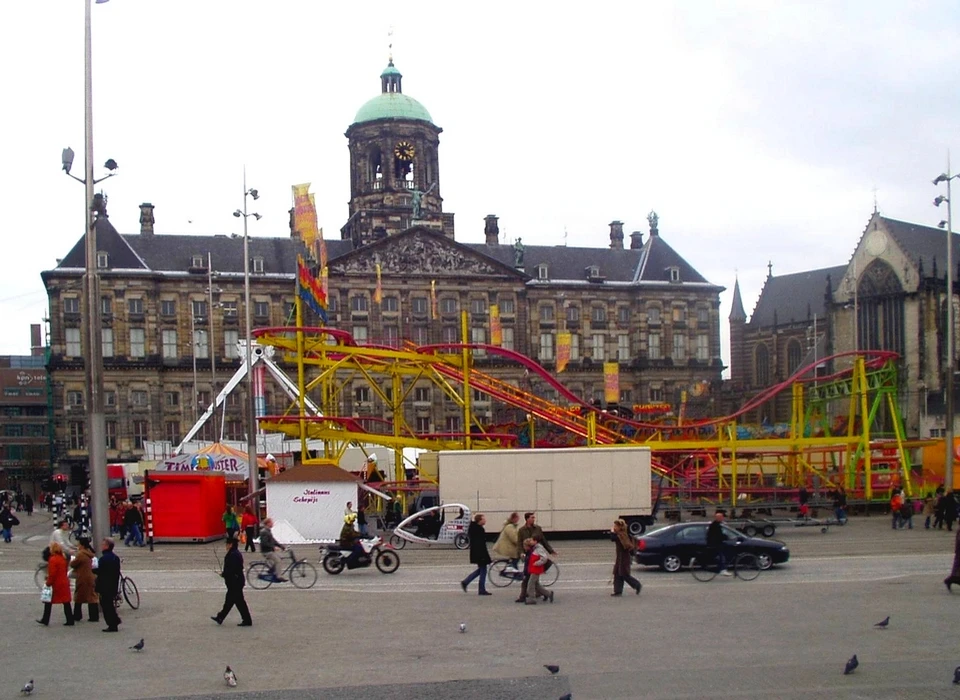 Dam voorbereidingen voor de kermis (2006)