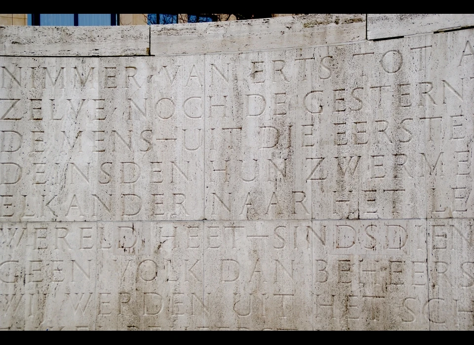 Dam Nationaal Monument in de gedenkmuur zijn dichtregels van Adriaan Roland Holst uitgehakt (2022)