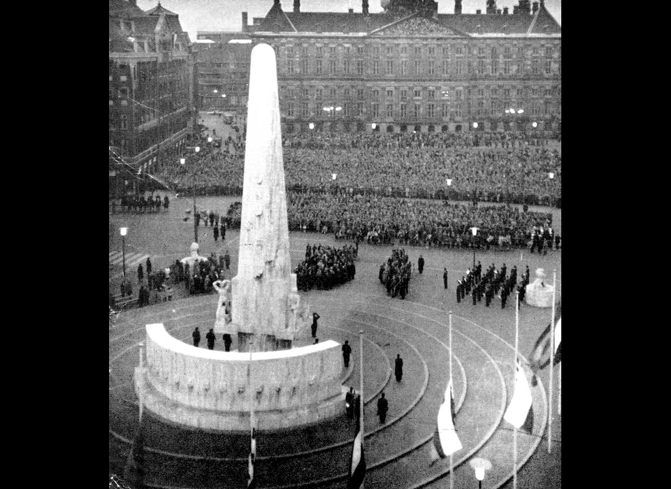 Dam Dodenherdenking bij het nieuwe Nationaal Monument (1956)