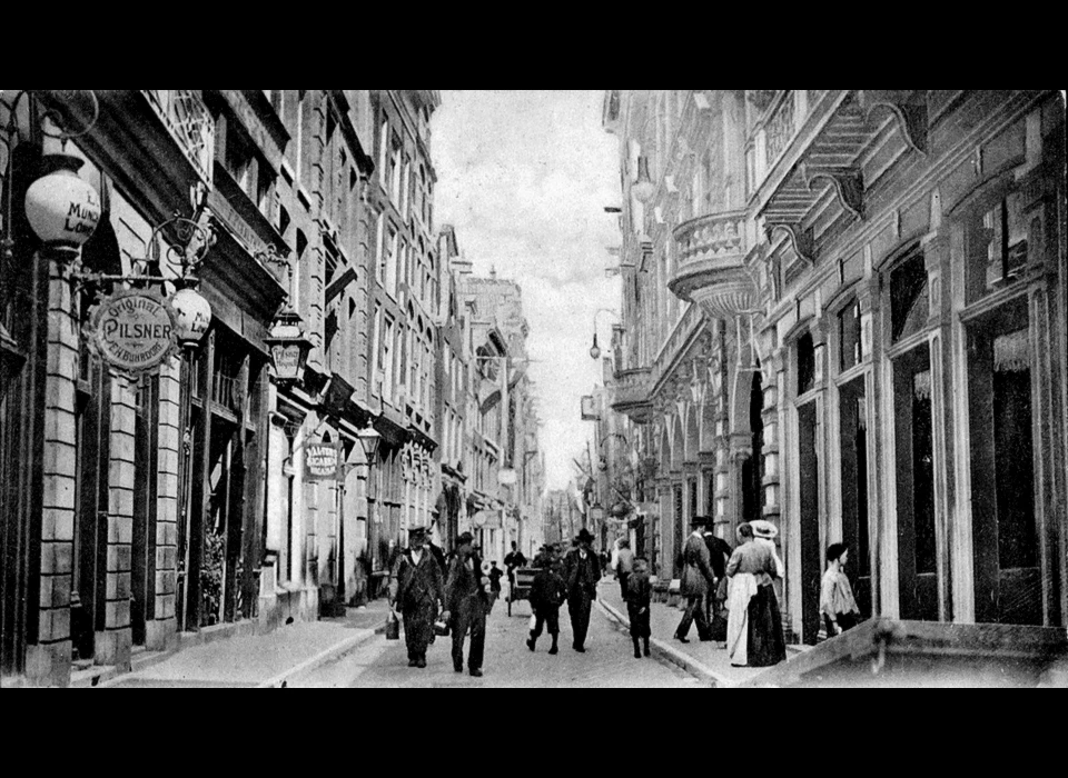 Warmoesstraat Rechts nieuwbouw van G.B.Salm voor Krasnapolsky, links de nog af te breken evenzijde van de Warmoesstraat. (1900)