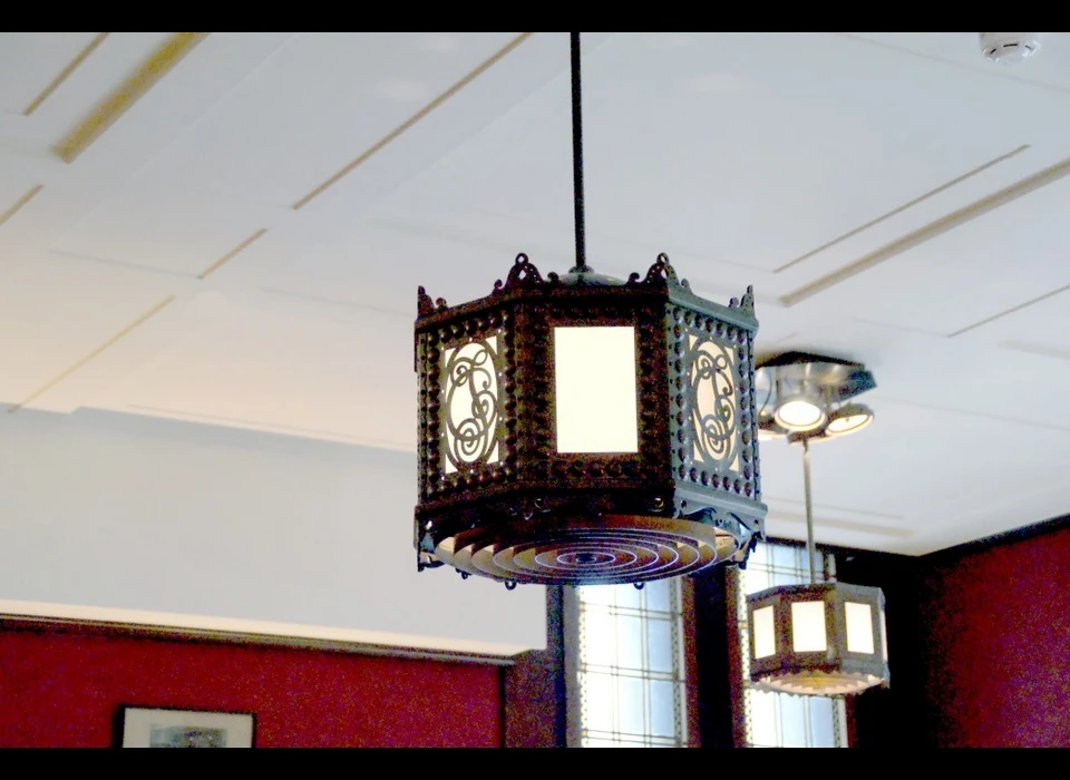 Dam 27 IGC bar lamp Amsterdamse School-stijl