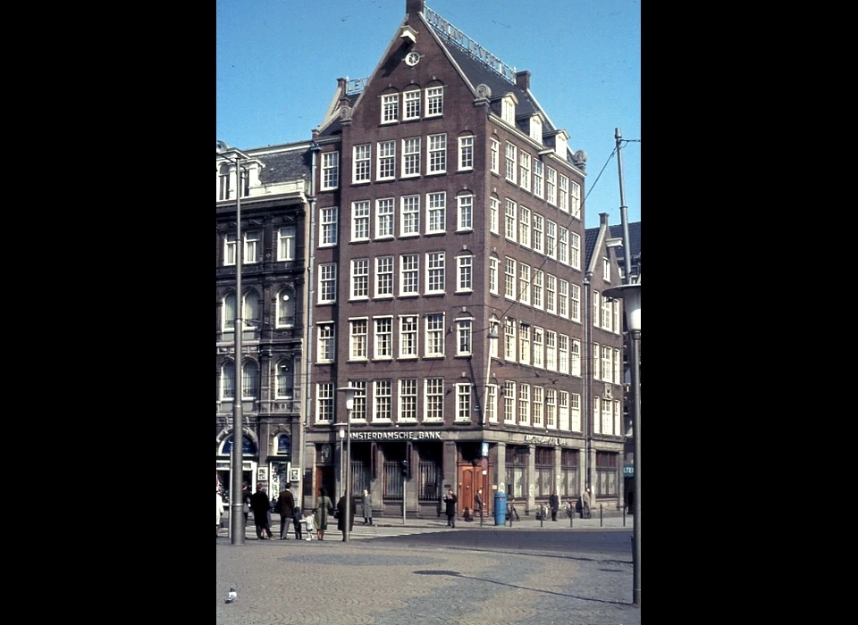 Dam 2 Huis de Bisschop in 1937 gebouwd naar ontwerp van Jan Gratama (1973)