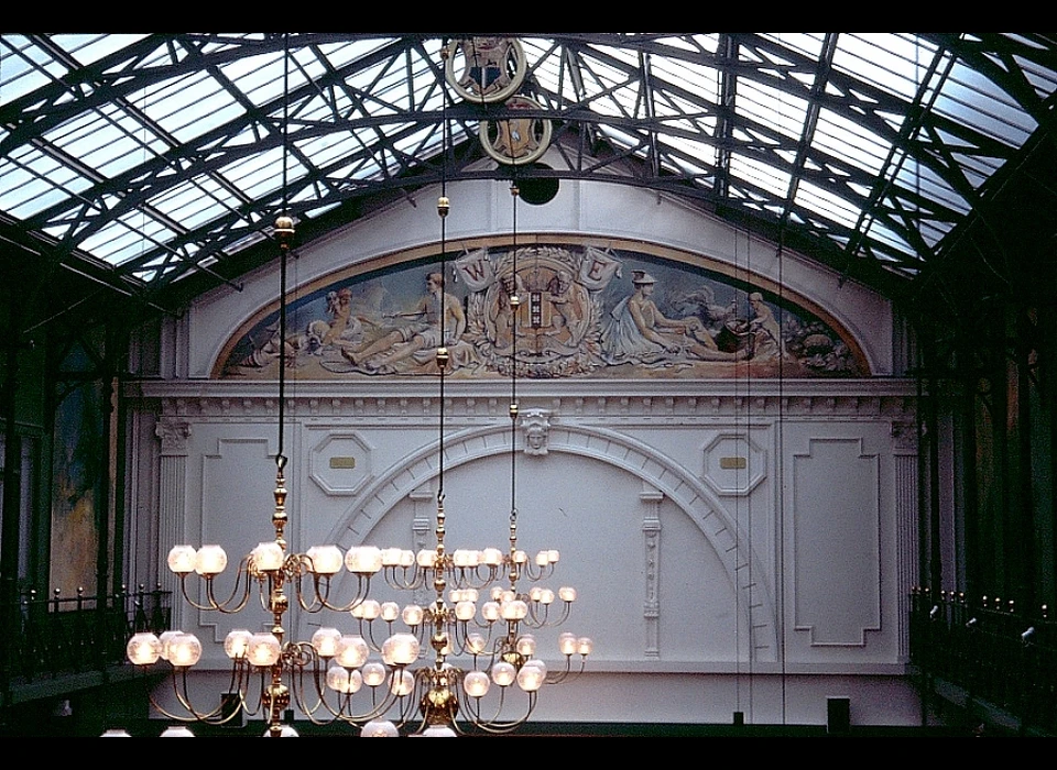 Dam 9 Muurschildering in de Wintertuin, de letters W en E verwijzen naar koning Willem III en koningin Emma. (1996)